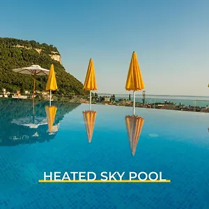 Sky Pool Sole Garda Italien